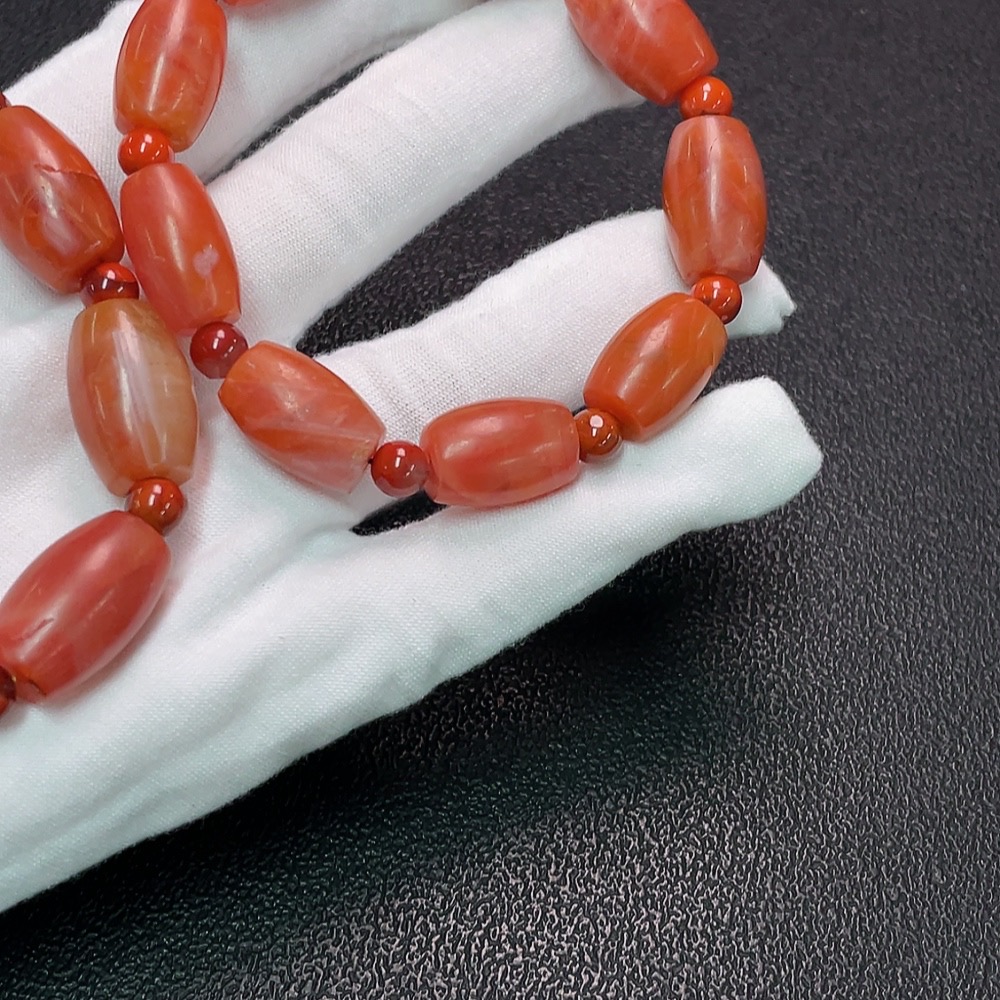 C35091871 Red Agate Bracelet with Visible Organic Matter, Total Weight Approximately 81.46g, Sell as a Lot