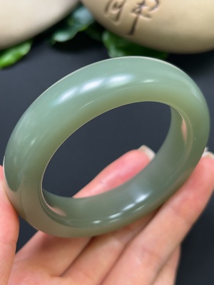 H46529576 和田玉正圈手镯 圈口55.3mm 总重约93.94g