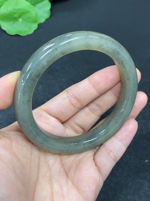 H46558937 和田玉正圈手镯 圈口59.5    货品总重约55.6g