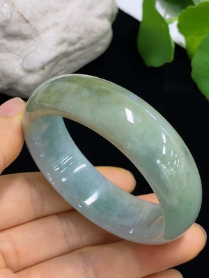 F46564502 翡翠正圈手镯 货品总重约61.17g 51.1圈口