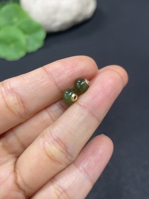 H42954642 和田玉镶嵌珠子 卡5.5mm左右  含金量66%  货品总重约0.6g
