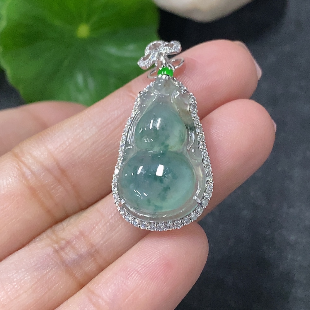 F34977120 Jadeite Inlaid Calabash Pendant 18k with Diamond Accents Total Weight Approx. 4.97g