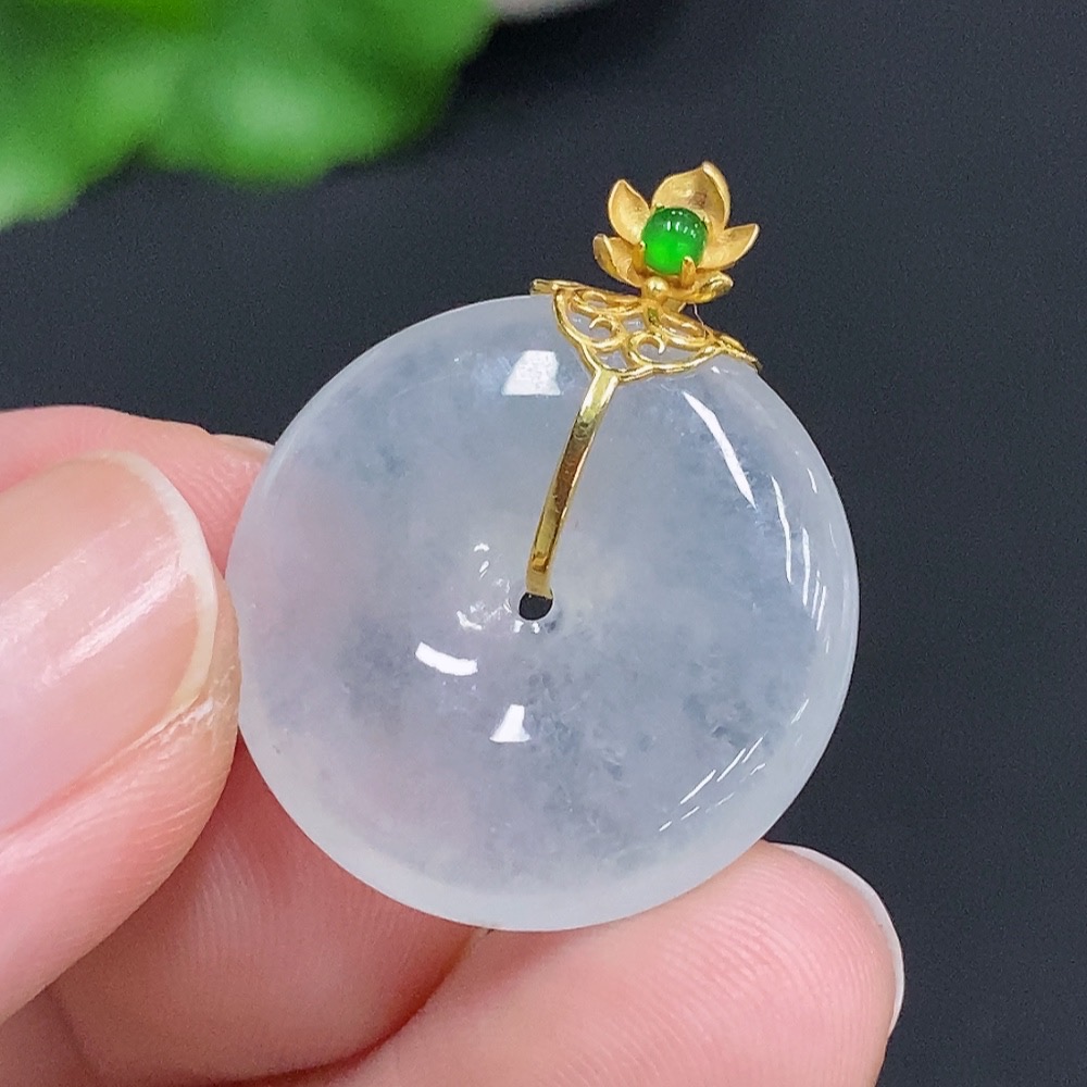 F30554926 Jadeite Safety Pendant with 18K Gold Clasp, Total Weight Approx. 5.56g