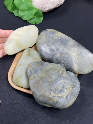 H45459904 和田玉     货品总重约1.28kg     皮色成因未定  含其他矿物成份