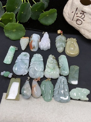 F15622212 Jadeite Pendants Sell as a Lot Color Undetermined (Non-Gold Inlaid)