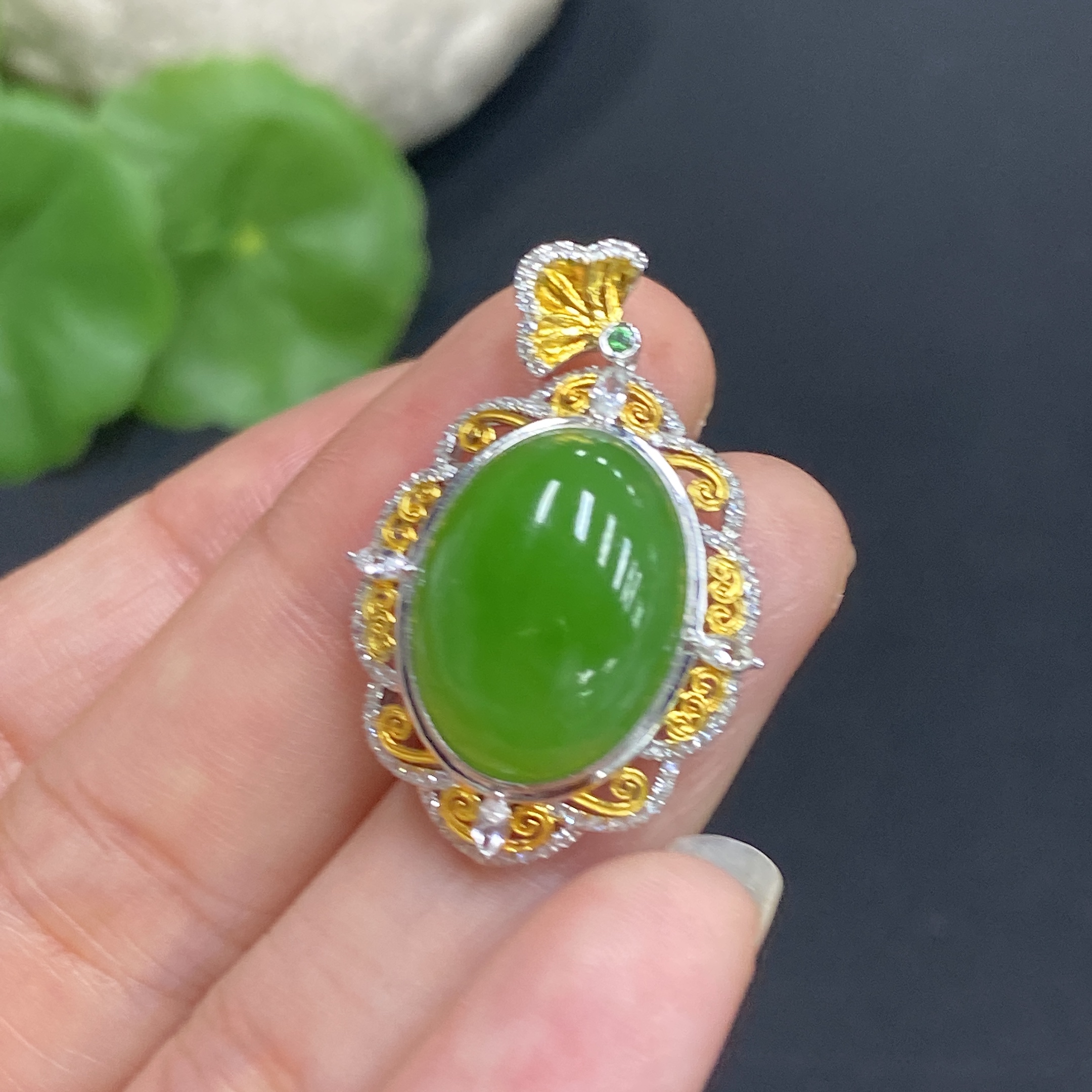 H34985653 Hetian Jade Jasper Cabochon Pendant in 18K Gold, Total Weight Approx. 3.9g, Accented with Colorless Round Diamonds
