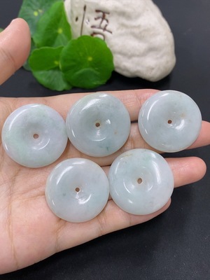 F46595085 翡翠平安扣一手走