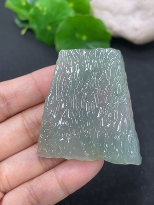 F46569015 翡翠挂件 货品总约重28.15g