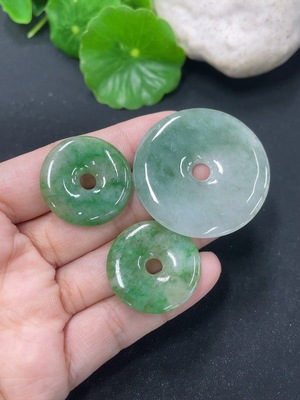 F46566294 翡翠平安扣一手走
