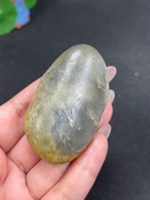H41869745 和田玉 皮色成因未定 含其他矿物成分 货品总重约91.3g