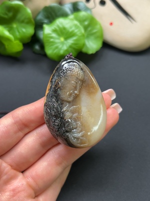 H42980964 和田玉一念之间挂件 颜色成因未定 总重约50.5g 含绳