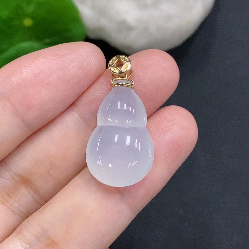 F33905930 Jadeite Gourd Pendant with 18k Gold Clasp, Total Weight Approximately 3.3g