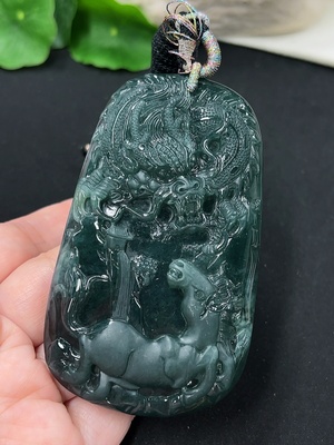 F43133346 翡翠龙马精神挂件 货品总重约87.2克（含绳重）