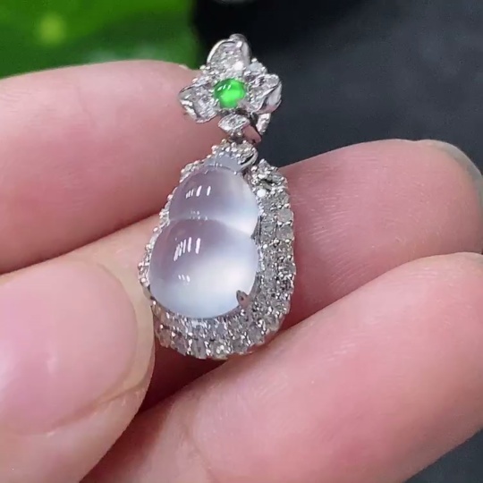 F33943125 Jadeite inlaid calabash pendant with 18k gold and diamonds, total weight approximately 2.53g