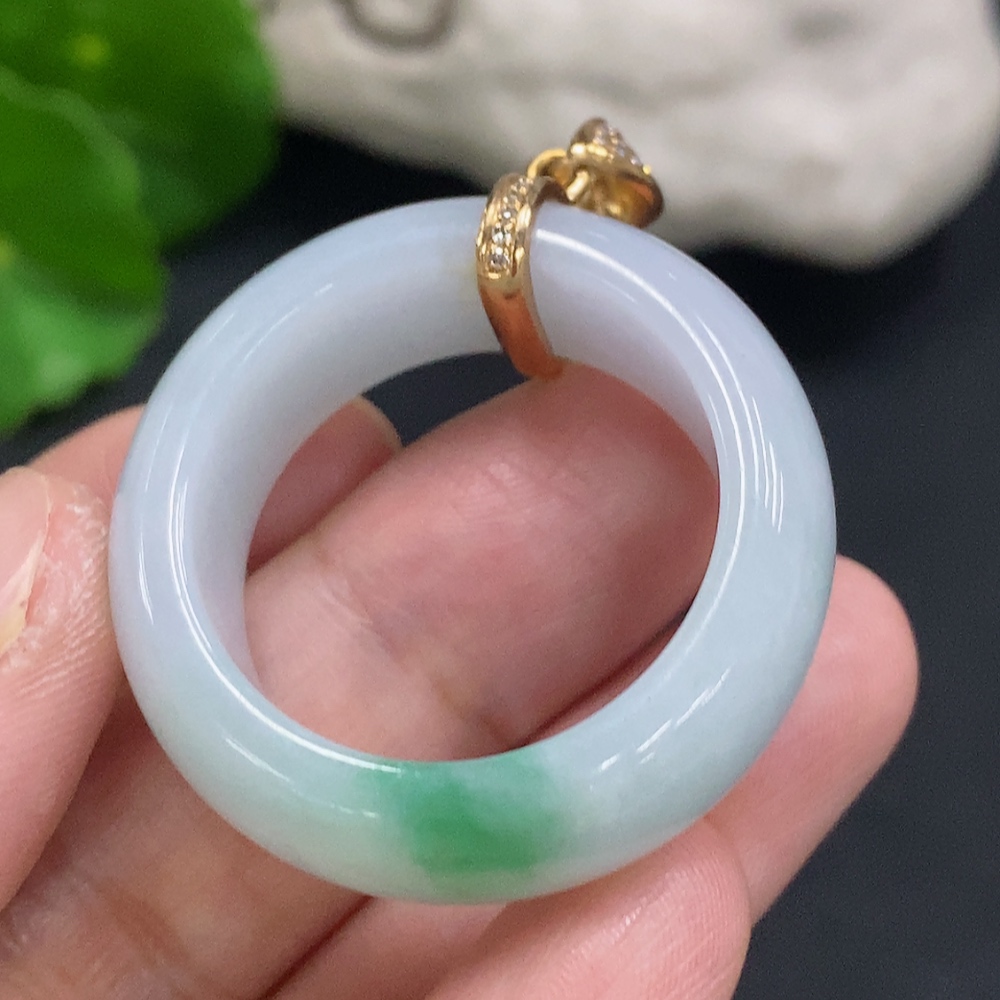F30568993 Jadeite pendant with 18K gold clasp, total weight approx. 16.2g (set with diamonds)