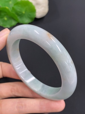 F42976004 翡翠正圈手镯 货品总重量约64.7克 圈口58 修补