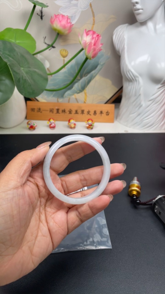 F29364601 Jadeite regular bangle (Total weight: approx. 40.1g, Inner diameter: 58)