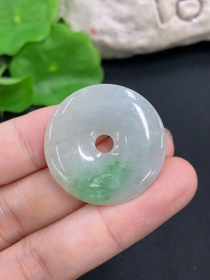 F46563741 翡翠挂件         货品总重约7.2g