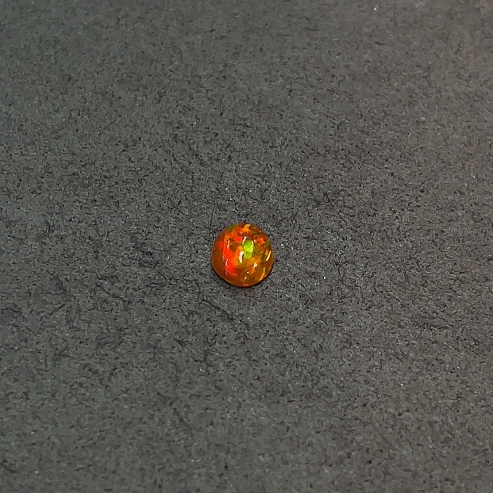 C32785569 Opal loose stone, color origin undetermined, total weight approximately 0.75 carat