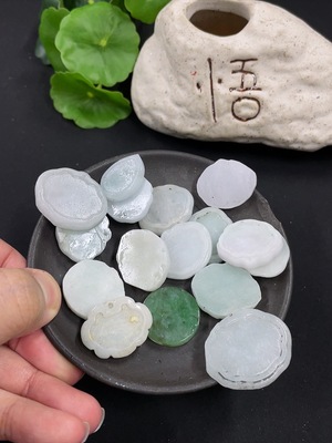 F37445730 翡翠毛货挂件 一手走
