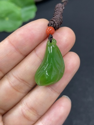 H46531588 和田玉碧玉挂件   玉兰花   货品总重约（含绳）2.6g    配珠非和田玉