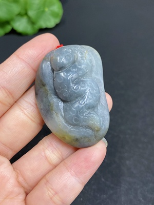 H33878968 和田玉挂件       灵蛇      货品总重约（含绳）38.2g   皮色成因未定