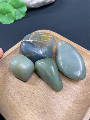 H42954407 和田玉     货品总重约213.5g     皮色成因未定