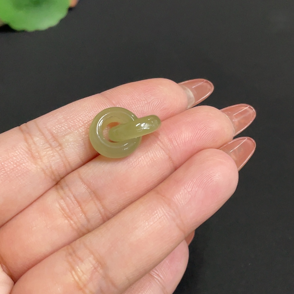 H34074525 Hetian Jade Pendant Total Weight About 2.3g