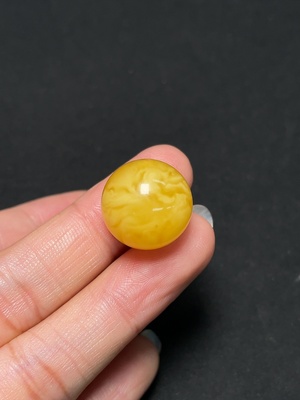 C43207598 琥珀蜜蜡挂件 货品总重约2.7g 卡17mm左右
