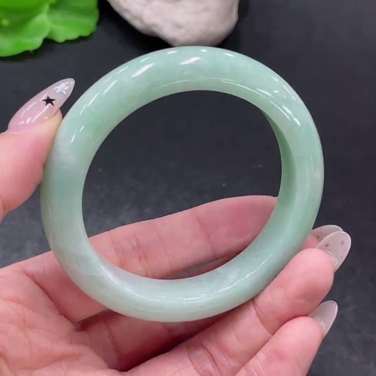 F35158490 Jadeite round bracelet with fracture, total weight approximately 55.75g, size 52.7