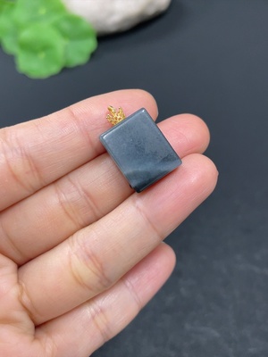 H42953849 和田玉挂件    无事牌  18k金扣头    货品总重约3.1g    配镶钻石