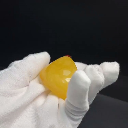 C34040054 Amber Beeswax Pendant with Non-Natural Accent Stones, Total Weight Approx. 25.52g Including Rope
