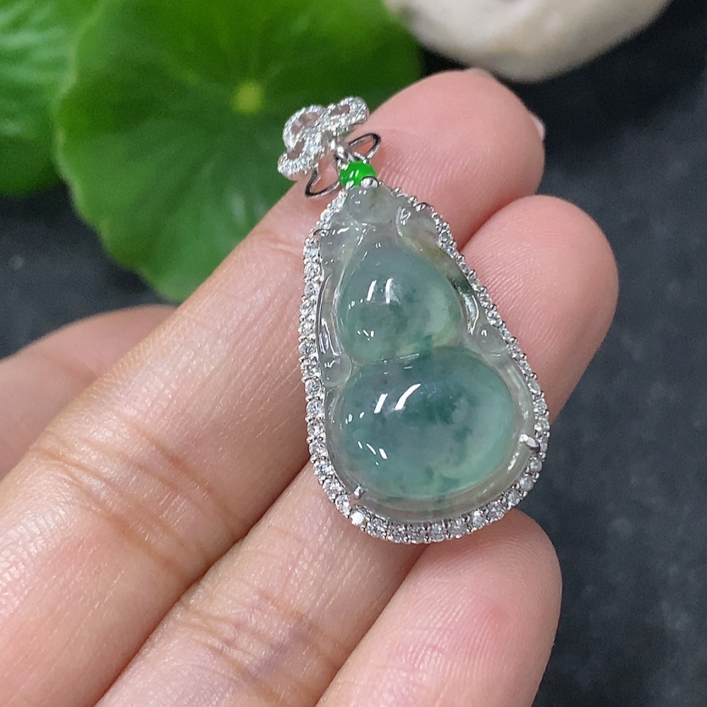 F34977120 Jadeite Inlaid Calabash Pendant 18k with Diamond Accents Total Weight Approx. 4.97g