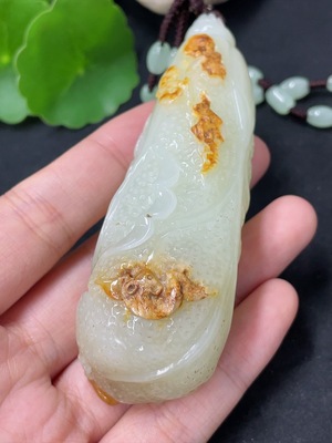 H41904727 和田玉挂件    白菜 皮色成因未定 配链非和田玉     货品总重约（含链）130.3g