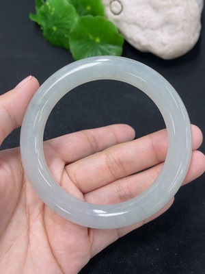 F46566209 翡翠圆条手镯 货品总重量约55.5克 圈口55.6