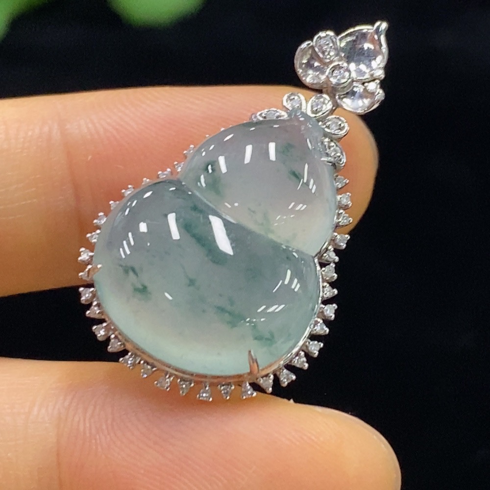 F34976090 Jadeite Gourd Inlaid Pendant with 18K Gold and Diamonds, Total Weight Approximately 4.57g