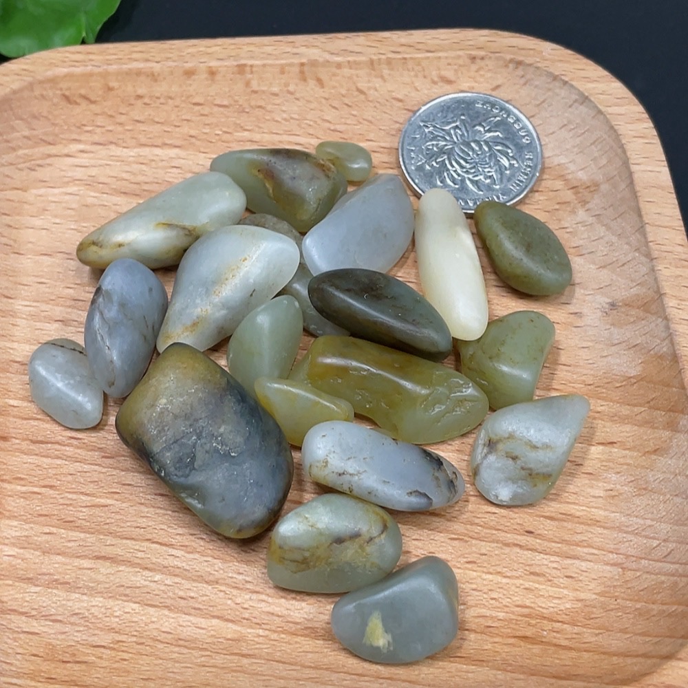 H29324276 Hetian Jade, undetermined cause of skin color, containing other mineral components, total weight about 84g, sell as a lot