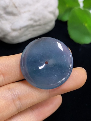 F46517451 翡翠挂件          货品总重约8.7g