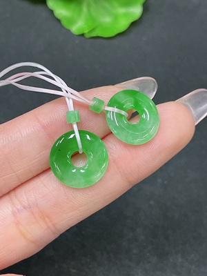 F34064133 Jadeite Pendants Sell as a Lot