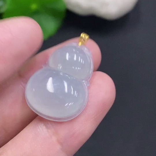 F34023635 Jadeite Gourd Pendant with 18K Gold Clasp, Total Weight Approximately 4.1g