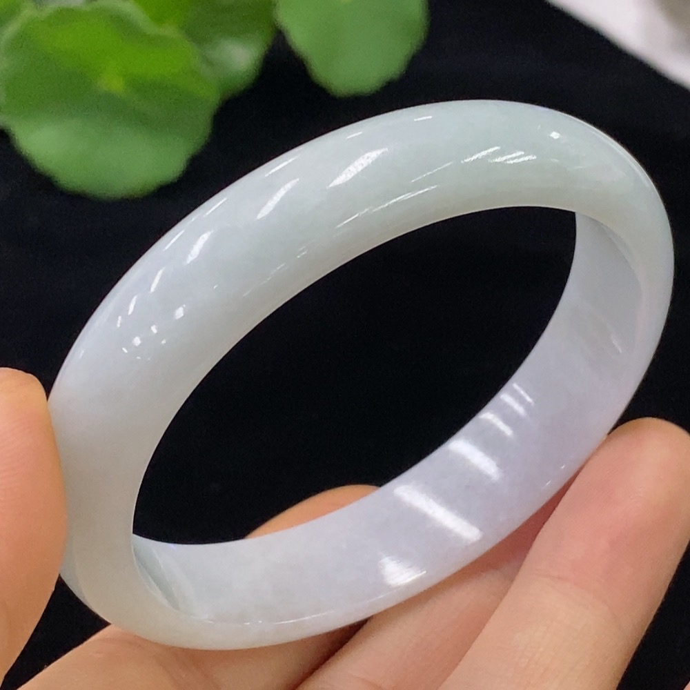F33835074 Imperial Concubine Jadeite Bangle 55.3/49.6 loop size total weight approx. 38.14g