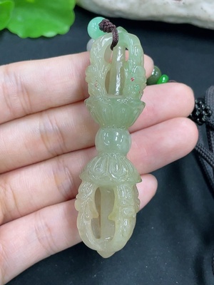 F46563104 翡翠挂件 货品总重约33克（含绳重）（颜色成因未定）