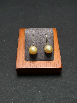 C34048455 Seawater pearl earrings Unmarked Surface-tested 18k gold Color origin undetermined Total weight approx. 3.2g Size approx. 9.8mm