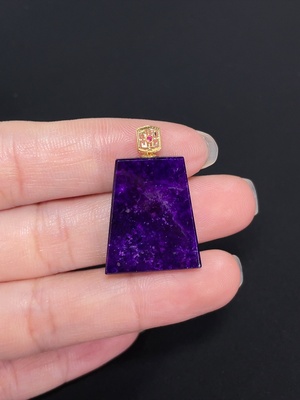 C46539549 苏纪石挂件 仅紫色 18K金  含其他矿物成分 可见有机物 货品总重约4.34克（含矿、充填）