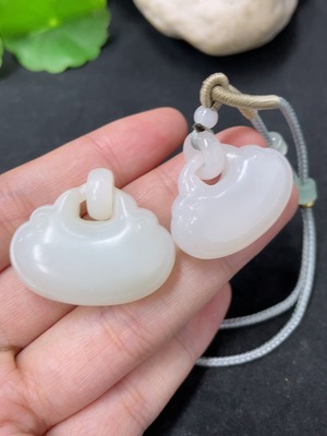 H46576474 和田玉挂件      货品总重约（含绳）26.2g