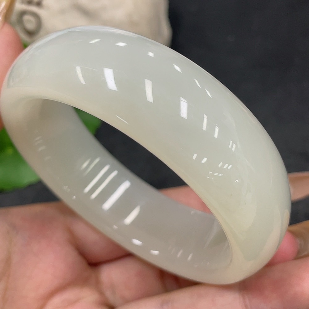 H32798056 Hetian Jade Round Bracelet Size 59.6 Total Weight Approx. 93.3g