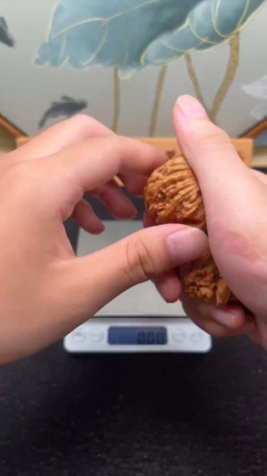 W34993525 Walnut Total weight approx. 33.7g Size approx. 39.3mm