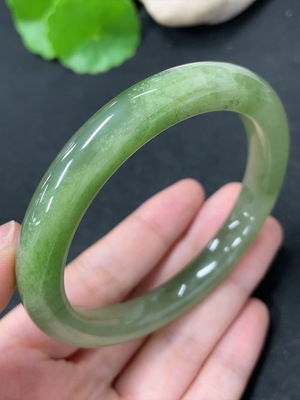 H42956605 和田玉正圈手镯 圈口58.9      货品总重约46.5g
