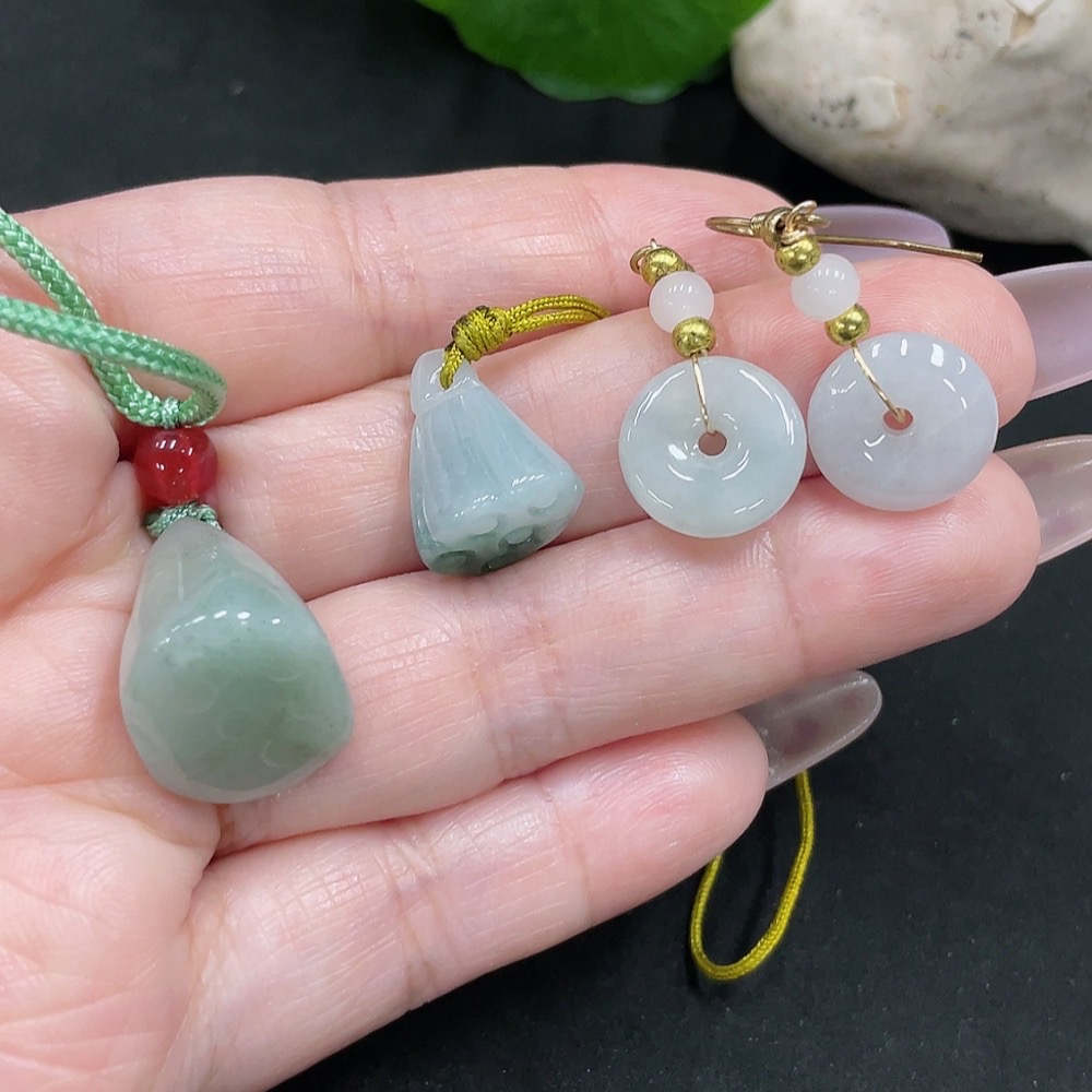F35128019 Jadeite Pendant + Earrings Sell as a Lot (Non-Gold Inlaid) (Beads Non-A)