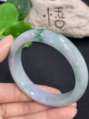 F46515133 翡翠正圈手镯 含有色抛光粉  货品总重约61.4g  圈口56
